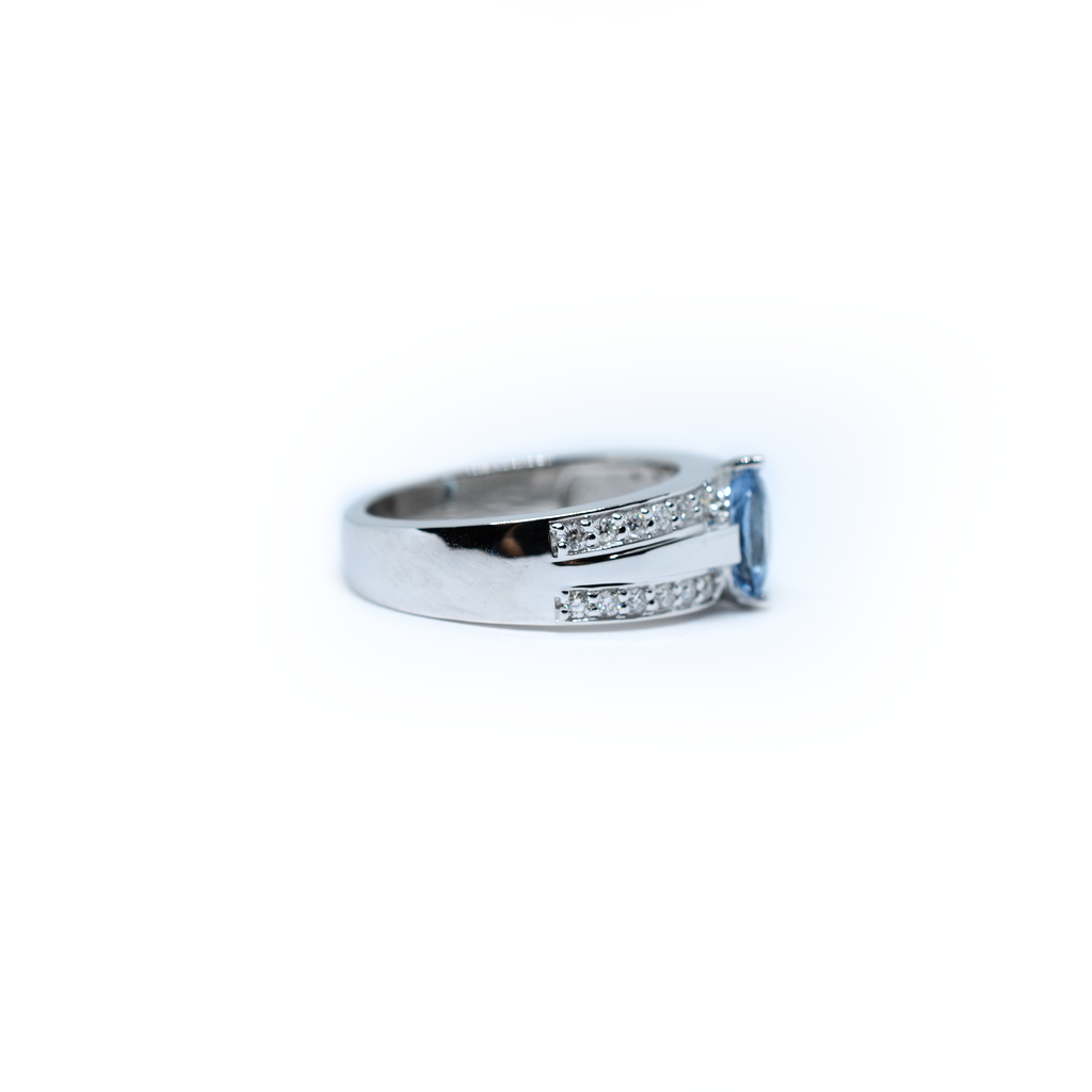 14K Gold Oval Aquamarine Ring