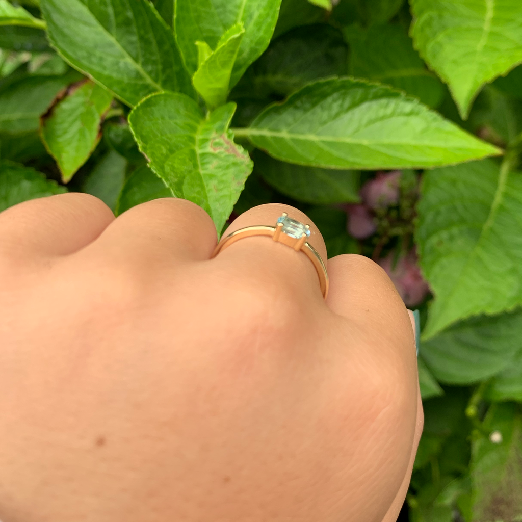 14K Gold Oval Aquamarine Ring
