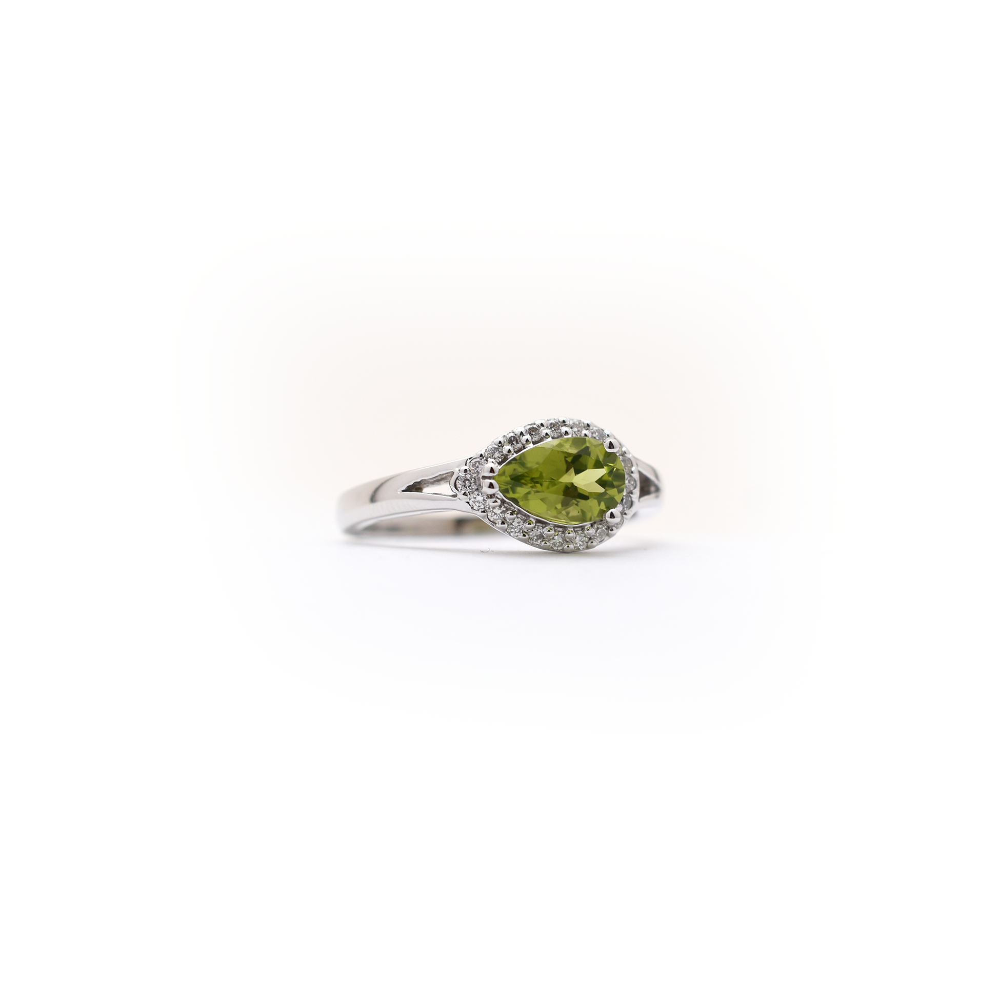 14 k white gold pear shaped peridot and diamond ring