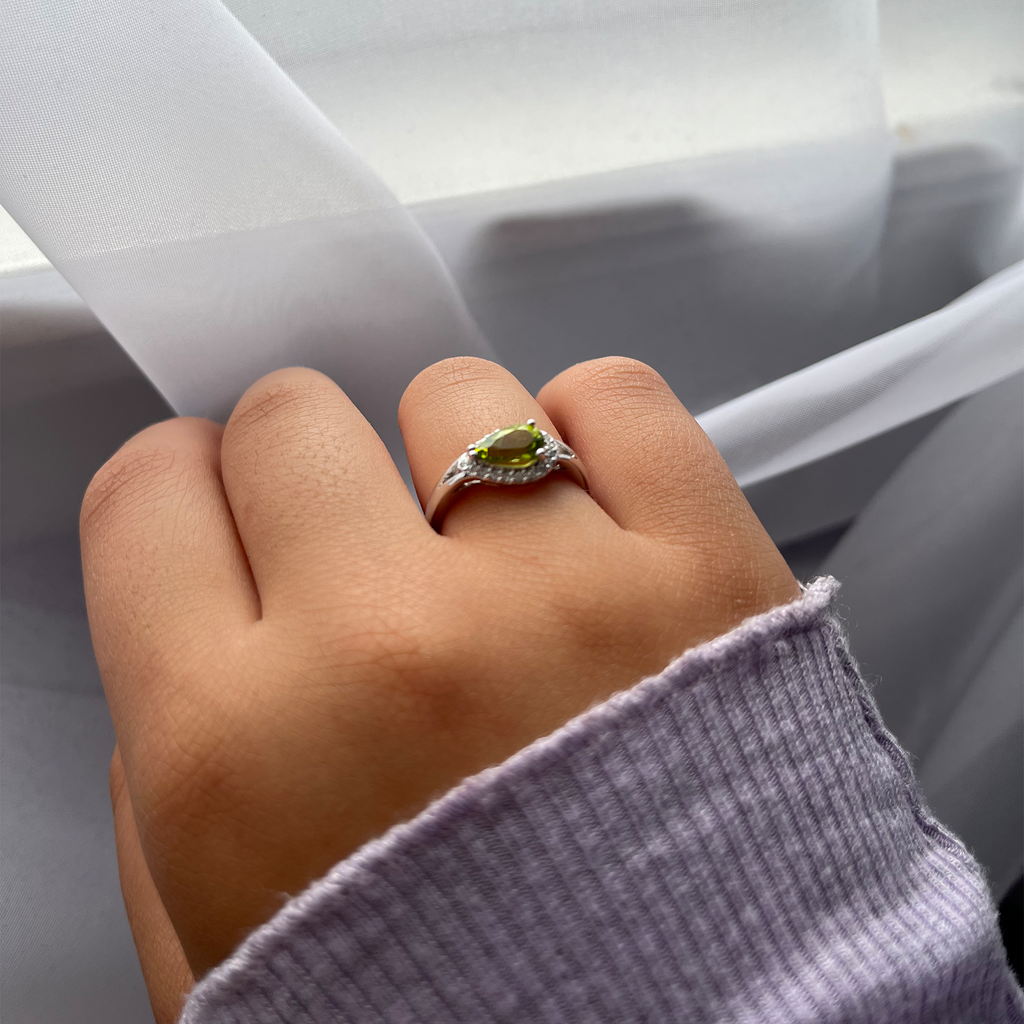 14 k white gold pear shaped peridot and diamond ring