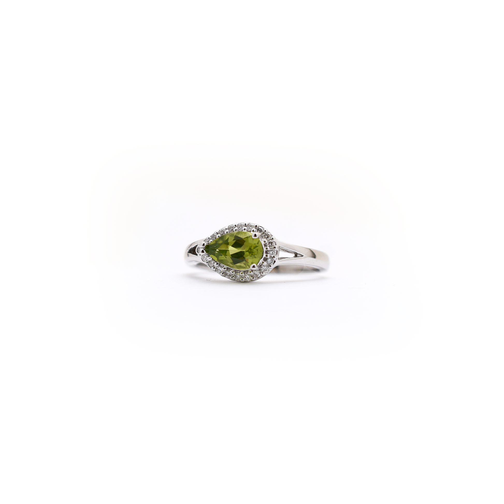 14 k white gold pear shaped peridot and diamond ring