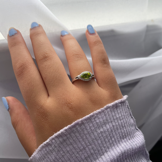 14 k white gold pear shaped peridot and diamond ring
